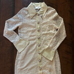 Beautiful lace mini dress. Beautiful details with the buttons.